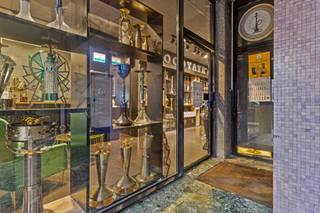 Ontdek jouw volgende avontuur of nieuwe, interessante investering! Dit handelspand vind je terug op een commerciële ligging in het kloppende hart...