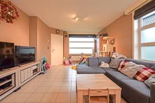 BEZOEKMOMENT OP 19/09 TUSSEN 9u30 & 11u30.<br />(GRAAG OP VOORHAND INSCHRIJVEN VIA WWW.RESIDENTIEVASTGOED.BE OF 058 622 815)<br /><br />Instapklare halfopen woning met prachtige vergezichten op 386 m² te Nieuwkapelle! <br /> <br />Op het gelijkvloers worden we verwelkomd in een inkomhal met apart gastentoilet. De sfeervolle leefruimte is warm ingericht met aansluitend een open keuken met berging. Zowel van in de living als keuken heb je zicht op de tuin en de achterliggende velden.<br /> <br />Op het verdiep zijn er drie ruime slaapkamers die voldoende ruimte bieden voor heel het gezin! De badkamer zorgt ervoor dat je kan genieten van voldoende ruimte en privacy tijdens je ochtendroutine. De volledige woning is voorzien van hoogrendementsbeglazing en wordt verwarmd met een recente (2020) hoge rendementsketel. De regenwaterput van 10.000 liter, die aangesloten is op beide toiletten, bespaart op je waterfactuur. Extra bergruimte op de geïsoleerde zolder. De woning beschikt tevens over een garage en een ruime oprit waar je 3 wagens kan parkeren.<br /> <br />School, onthaalmoeder, kapper, Delhaize,... op korte afstand. Elektriciteit conform! <br />Interesse? Maak dan nu een afspraak! <br />EPC: 171 kWh/m² - UC: 2932814 (Ref. NI24605)