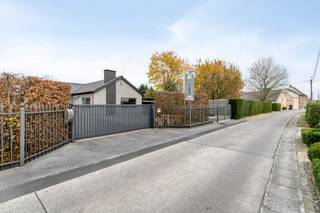 Alleenstaande woning gelegen in Huise (Kruisem) en geniet van een rustig, doch commerciële ligging. De instapklare woning met bijgebouw (momenteel vergund als B&amp;B) biedt veel mogelijkheden. INDELING VAN DE EIGENDOM:Woning: inkomhal met apart toilet en vestiaire - lichtrijke leefruimte met houtcassette - volledig uitgeruste keuken (2016) - bureauruimte - dressing - slpk 1 - slpk 2 - vernieuwde badkamer met inloopdouche - volledig onderkelderd - overdekt terras / veranda (2021)Bijgebouw:momenteel in dienst als B&amp;B maar kan ook worden ingezet als opslagplaats (garage) of zorgunit. Sectionale poort - apart toilet - slpk 1 - slpk 2 - keuken - polyvalante ruimte - douchekamer Exterieur: ruime oprit met voldoende parkeerplaats - 2 inrijpoorten - aangelegde tuin met terras, (zwem)vijver, sauna en jacuzziALGEMENE INFORMATIE: * CV op stookolie (ondergrondse tank: 3100 l.)* houtcassette* dubbele beglazing* rolluiken* zoldervloer geïsoleerd* stads- en regenwater (1.500 l.)* 35 zonnepanelen * jacuzzi en sauna inbegrepen Bestuursmaatregelen in het maatregelenregister: nee