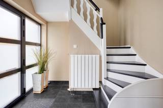 In een rustige en centrale buurt vind je deze verzorgde en bijzonder ruime woning met 5 slaapkamers, hoogwaardige afwerking en tal van...