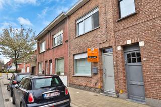 NETTE WONING TUSSEN KORTRIJK EN HEULE Aangename woning met mooie afmetingen.De voorplaats is multi inzetbaar, als huisbureau, speelkamer of...