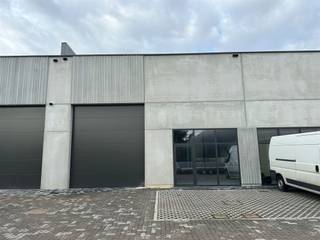 <p>Nieuwbouw KMO-unit van 343m², gelegen in ID Park Bis, in een zijstraat van de Brusselbaan en met een uitstekende bereikbaarheid via de E40 (Brussel – Gent). </p><p>De opslagruimte beschikt over een automatische sectionale poort (4m breed x 4,5m hoog), een glaspartij die ideaal is voor het inrichten van kantoorruimte, een lichtstraat en een vrije hoogte van 6m. <br />Verder is het magazijn uitgerust met nutsvoorzieningen (water, elektriciteit en data), RWA en een aansluitmogelijkheid voor sanitair. </p><p>Bij de unit horen 4 privatieve parkeerplaatsen, inbegrepen in de prijs. </p><p>2.175 euro/maand of 76 euro/m²/jaarbasis! </p><p>Prijs is excl. btw en OV.</p>