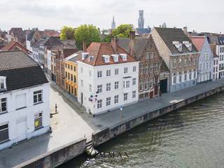 In het historische hart van Brugge, op een absolute toplocatie langs de iconische reien, bevindt zich dit uitzonderlijke renovatieproject...
