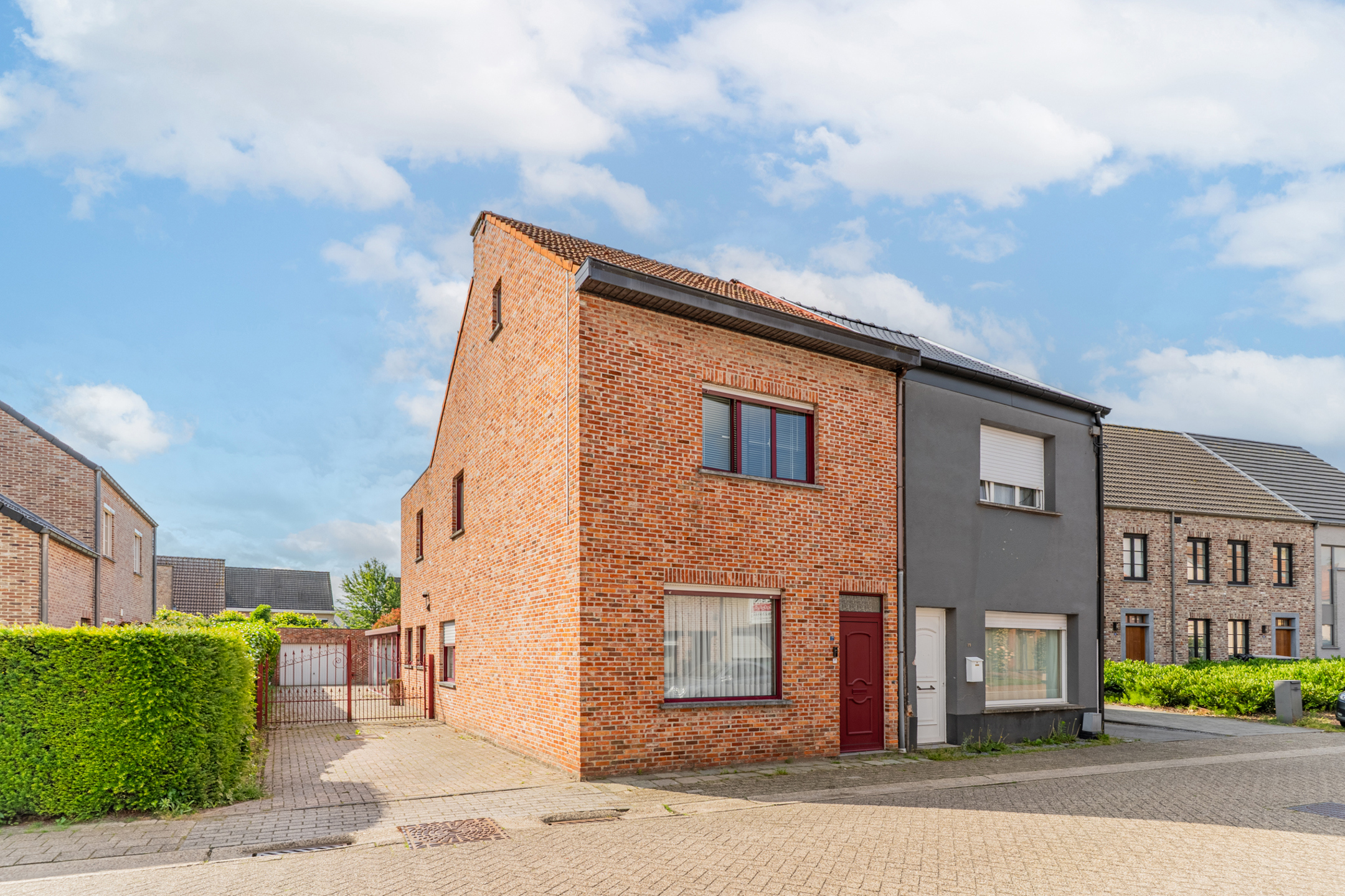 Statige, ruime half-open bebouwing met 3 slaapkamers en garage op 362m² - foto 1