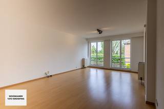 Dit instapklaar appartement is gelegen op de eerste verdieping &amp; is te bereiken via trap of lift (gaat tot in kelder). Het gebouw ligt net buiten de ring, vlakbij winkels &amp; op slechts enkele minuten wandelen van de groene Polder van Lier. Vlak voor het gebouw bevindt zich overigens een bushalte.<br /><br /><u>Indeling kelder:</u> afgesloten garagebox in de ondergrondse parking<br /><br /><u>Indeling eerste verdieping:</u> inkomhal, woonkamer, keuken, berging (aansluiting voor wasmachine &amp; droogkast), afzonderlijk gastentoilet, badkamer (dubbele lavabo, ligbad met douchestang), 2 slaapkamers &amp; terras (zuid-georiënteerd).<br /><br /><strong>BIJZONDERHEDEN:</strong><br /><br />- Centrale ligging vlakbij winkels &amp; openbaar vervoer<br />- Zeer lage EPC-score (energielabel B)<br />- HR-beglazing<br />- HR+ ketel<br />- Asbestveilig<br />- CONFORME elektrische keuring<br />- Dak geïsoleerd in 2023<br />- Voor- en achtergevel geïsoleerd<br />- Terrassen van gebouw volledig vernieuwd in 2025<br />- Garagebox INBEGREPEN in prijs<br /><br /><strong>Beschikbaar bij akte na betaling.</strong><br /><br />Voor meer info of een bezoek kan u ons bereiken op +32 473 37 28 40 of info@immobilli.be