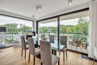 Schitterend appartement van 136 m² gelegen aan de Woluwelaan, in een eigentijds en kwalitatief hoogstaand gebouw in Sint-Lambrechts-Woluwe, in een groene omgeving tegenover het Malou-park.<br />De woning omvat een inkomhal met ingebouwde kasten, een ruime lichtrijke woonkamer met toegang tot een terras van 17 m², een ingerichte keuken met bijkeuken en wasruimte, twee slaapkamers waaronder een ouderslaapkamer met dressing van 25 m², en twee badkamers. Verzorgde afwerking, uitstekende thermische en akoestische isolatie.<br />EPC A – elektrisch conform – dubbele ventilatie – individuele condensatieketel. Vrij bij akte.<br />Ideaal gelegen in een groene omgeving met zicht op het Kasteel Malou en het Sint-Lambrechtspark, op korte afstand van de luchthaven van Brussel, Rob, het Woluwe Shopping Center, sportclub Aspria Royal La Rasante en de Klinieken Sint-Luc, uitstekend bediend door het openbaar vervoer (tram 8, bus 28, metro Roodebeek).<br />Gegarandeerde liefde op het eerste gezicht!