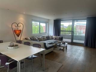 <p><span><span> </span></span></p><p><span><span>Ruim duplexappartement van 115m² met 3 slaapkamers te Eine.</span></span></p><p><span><span> </span></span></p><p><span><span>INDELING</span></span></p><p><span><span> </span></span></p><p><span><span>Op de eerste verdieping bestaat het appartement uit een inkomhal met toilet en berging, grote living met open keuken en aparte berging.</span></span></p><p><span><span>Op de tweede verdieping heb je 3 slaapkamers en een badkamer met bad, douche en toilet.</span></span></p><p><span><span>Het appartement heeft achteraan een groot terras.</span></span></p><p><span><span>Beneden hoort er een staanplaats bij het appartement.</span></span></p><p><span><span> </span></span></p><p><span><span>PRAKTISCH</span></span></p><p><span><span>Het appartement is beschikbaar vanaf 1/12/26</span></span></p><p><span><span>Vraag uw bezoek aan via onze site immodhondt.be</span></span></p>