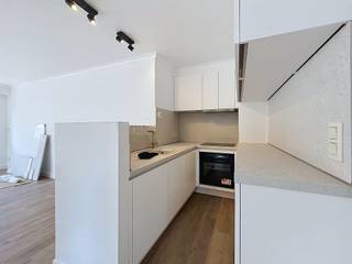 <p><span>Roeselare - Gerenoveerd appartement in het centrum.</span></p><p><span> </span></p><p><span>Het appartement is als volgt ingedeeld:</span></p><p><span>Lichtrijke woonkamer met open keuken, 2 slaapkamers, badkamer met ligbad, berging. Zeer ruim zonnig terras!</span></p><p><span>Onmiddelijk vrij.</span></p><p><span> </span></p><p><span>Prijs: €850/maand + €50 syndic</span></p><p><span> </span></p><p><span>Bij interesse kunt u via deze link uw huurdersprofiel aanmaken:</span></p><p><span> </span></p><p><span><span>https://clee.be/nl/app/kandidaat-stellen/0476526158/27976549-aea7-f111-9b33-6045bd958404</span></span><span> </span></p><p><span> </span></p>