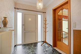 Deze woning is rustig gelegen in Retie-Brand, op fietsafstand van het centrum. Er is een vlotte verbinding naar omliggende gehuchten en gemeenten, evenals naar de E34 Antwerpen–Eindhoven.<br /><br />Via de inkomhal, met vestiaireruimte, kom je in de ruim ingedeelde leefruimte die bestaat uit een zithoek en een eethoek. Dankzij de grote ramen geniet je van aangenaam veel lichtinval. De gashaard zorgt dan weer voor extra gezelligheid in de winterperiode. De leefkeuken is voorzien van een koelkast, keramische kookplaat, afzuigkap, dubbele spoeltafel, voldoende kastruimte en een ontbijt-/eethoek. In de aansluitende verwarmde tuinkamer is het een groot deel van het jaar zalig genieten. Ook hier zorgen de vele ramen en de lichtkoepel voor veel licht.<br /><br />De nachthal geeft uit op de 3 slaapkamers en de volledig betegelde badkamer, die voorzien is van een wastafel in meubel, inbouwkasten, een bidet en een extra toilet. Er bestaat de mogelijkheid om een douche te voorzien; deze werd recent geïnstalleerd in de wasplaats/berging.<br /><br />De woning beschikt over een droge kelder en een zolderverdieping die beide perfect fungeren als opbergruimte.<br /><br />Achteraan de woning is nog een tweede leefruimte gecreëerd, die ideaal is voor de tussenseizoenen. Verder is er een ruime wasplaats/berging/badkamer met douchecel, extra toilet, spoeltafel en cv-ketel.<br /><br />De dubbele garage met extra stockageruimte is een handige troef, en bijvoorbeeld ook interessant voor een zelfstandige die extra ruimte nodig heeft.<br /><br />De tuin is volledig omheind, biedt voldoende privacy en beschikt over een overdekt terras, een automatische sproei-installatie en een houten tuinhuis dat ideaal is voor de stockage van tuinmateriaal.<br /><br />De woning werd steeds goed onderhouden en er werden stelselmatig renovatiewerken uitgevoerd: dak woning (1991), ramen/rolluiken/sectionaalpoort (2008), isolatie muren + zoldervloer (2009) en dak garage/wasplaats (2023). Dit maakt dat de woning volledig instapklaar is.<br /><br />Ben jij op zoek naar een ruim ingedeelde gelijkvloerse woning met extra veel opbergruimte op een rustige locatie in Retie? Dan is deze woning ongetwijfeld een bezoekje waard!