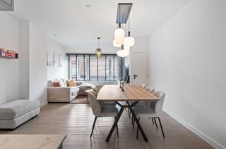 In de Jozef de Weerdtstraat, op een boogscheut van het Marktplein, bevindt zich dit super sfeervolle en instapklare appartement. Dankzij de centrale ligging woon je hier op wandelafstand van winkels, openbaar vervoer, horeca, scholen én sportfaciliteiten. Ideaal voor wie graag alles binnen handbereik heeft!<br /><br />Bij binnenkomst word je verwelkomd in de inkomhal die toegang biedt tot de lichtrijke leefruimte. Deze warme en uitnodigende ruimte sluit mooi aan op de hippe, volledig uitgeruste keuken. Koken doe je hier met plezier mét zicht op het super gezellig, overdekt terrasje waar je het hele jaar door kan genieten.<br /><br />Verder is er in de leefruimte nog een extra, super handige, bergruimte voorzien. In de nachthal bevinden zich een apart toilet, de ruime masterbedroom, een tweede slaapkamer en een badkamer met lavabo en douche.<br /><br />In de kelder beschik je over maar liefst twee private kelderbergingen én een ruime, gemeenschappelijke fietsenberging, een absolute troef in deze buurt.<br /><br />Dit appartement is de perfecte match voor starters, singles, koppels of investeerders die zoeken naar een comfortabele woonplek op een toplocatie.<br /><br />*Bruikbare vloeroppervlakte op basis van EPC<br />*€100 maandelijkse kosten incl. waterverbruik<br /><br />Kom snel kijken! info@neonvastgoed.be of 03/336.88.88