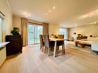 <p>Deze villa is gelegen in de directe omgeving van AZ Sint-Lucas, Daverlo, winkels, scholen, kinderboerderij en Gentpoort en werd doorheen de afgelopen 2 jaar grondig gerenoveerd met o.a.: nieuwe kwaliteitskeuken, badkamer met volledig nieuwe leidingen, nieuwe elektriciteit, zonnepanelen, nieuwe PVC ramen, nieuwe CV ketel,</p>
<p>Indeling: <br />Gelijkvloers: Inkom, vernieuwd gastentoilet, leefruimte met eetplaats en zithoek (houtcassette), uitbouw met extra veel lichtinval, nieuwe keuken met composiet werkblad, veel kastruimte en Siemens toestellen: inductiekookplaat, dampkap, oven, combi-oven, vaatwas, koelkast,.. Tot slot is er de garage met automatische poort. <br />Eerste verdieping: ruime nachthal, 4 slaapkamers (o.a. maatkasten), verneiuwd apart toilet en vernieuwde badkamer met douche en dubbel lavabomeubel. <br />Zolder: berzolder met mogelijkheden tot 2 extra slaapkamers mist plaatsing vaste trap boven huidige trap.</p>
<p>Buiten: oprit, voor- en zijtuin en achtertuin voorzien van een volledig nieuwe afsluiting.</p>
<p>Tot slot is de woning nog voorzien van elektrische Horman poort, ontkalker, aluminium luiken, alarminstallatie, ingemaakte kasten (Obumex), eiken parket, in 1996 werd het uitgebouwd en werden de leidingen in de leefruimte vernieuwd....</p>
<p>Contacteer Bonne Vastgoed 7 op 7 via 050/73.73.73 of info@bonnevastgoed.be voor meer info of bezoek ter plaatse.</p>