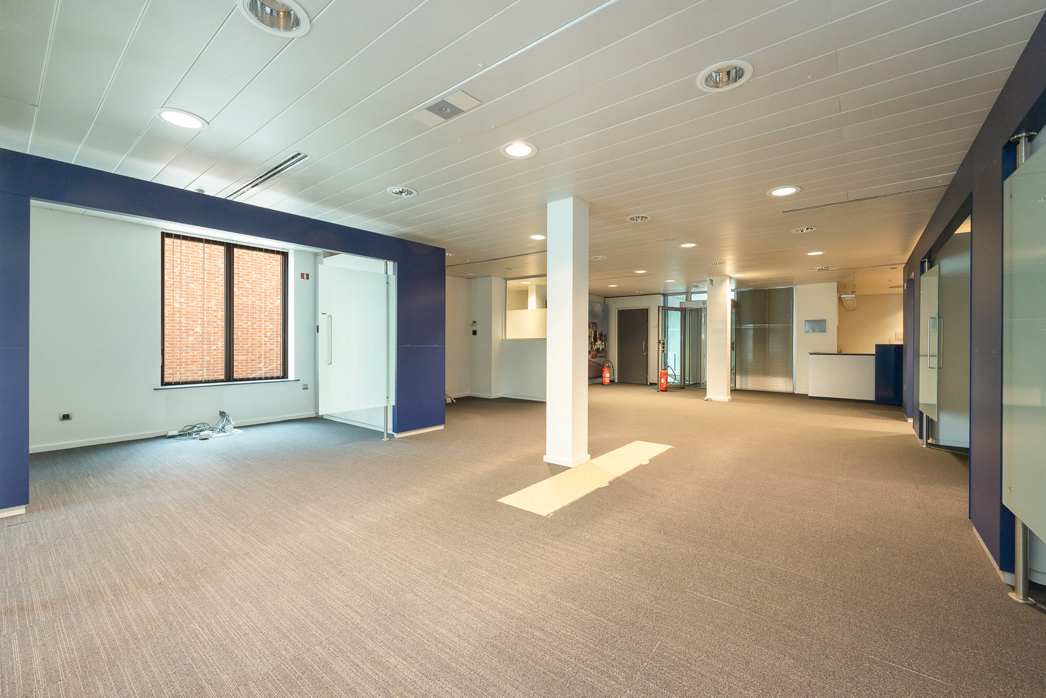 Voormalig bankkantoor met grote privé parking  - foto 4