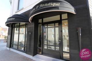 Immeuble commercial très bien situé avec grande vitrine et une place de parking, emplacement animé avec beaucoup de circulation. En plus...
