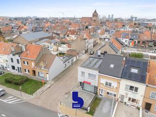 Temidden Bredene Sas bevindt zich deze commerciële hoekwoning die geschikt is voor tal van bestemmingen, zoals horeca, kapsalon, burelen,...