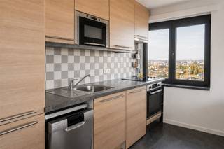 <p>Op de <strong>11e verdieping</strong> van een verzorgd gebouw aan de Turnhoutsebaan 461 in Antwerpen bevindt zich dit <strong>volledig gerenoveerde en instapklare appartement</strong> met twee slaapkamers. Dankzij de hoge ligging geniet u vanuit de lichtrijke woonkamer van een prachtig, weids uitzicht op het groen van het Rivierenhof, letterlijk aan de overkant van de straat. Het aansluitende balkon vormt de ideale plek om in alle rust van dit uitzicht te genieten.</p><p>De woonkamer sluit naadloos aan op de open, volledig uitgeruste keuken. Verder beschikt het appartement over <strong>twee slaapkamers</strong>, waarvan één momenteel is ingericht als aparte jacuzziruimte. Wie de jacuzzi wenst te behouden, kan deze tegen een afzonderlijke prijs overnemen. Daarnaast zijn er een verzorgde badkamer en een apart toilet aanwezig.</p><p>Het appartement werd grondig gerenoveerd en beschikt over een nieuwe vloer, vernieuwde elektriciteit die conform de keuring is en nieuwe ramen, geplaatst in 2024. Het EPC-attest dateert van voor deze uitgevoerde werken. </p><p>Een eigen autostaanplaats is beschikbaar en kan afzonderlijk worden aangekocht voor € 10.000,00, boven op de vraagprijs.</p><p>Ook <strong>interessant als investering</strong>: het appartement kan optioneel worden overgenomen als volledig ingerichte en operationele Airbnb-investering. Hierbij neemt u de volledige inboedel, de verhuuragenda en de bestaande boekingen over. De verhuuractiviteit behaalt een bezettingsgraad van 95% en een score van 4,95/5 op basis van 255 recensies. De accommodatie heeft bovendien de statussen Superhost en Favoriet van gasten, met 96% vijfsterrenrecensies en maximale scores voor netheid, nauwkeurigheid en communicatie. Daarnaast is de accommodatie geregistreerd bij Toerisme Vlaanderen en wordt de toeristenbelasting afgedragen.</p><p>Extra troeven:<br />- EPC: 210 kWh/m² (C-score → GEEN renovatieverplichting)<br />- Perceelscore A, gebouwscore A<br />- Niet gelegen in (mogelijk) overstromingsgevoelig gebied, noch in afgebakend overstromingsgebied of risicozone<br />- Bestemming: stedenbouwkundige informatie en maatregelenregister in aanvraag.</p><p>Nabij school, winkels, autosnelweg, openbaar vervoer, etc. Voor meer info ga naar www.coenenvastgoed.be of bel 03/375.82.92.</p><p><br /> </p>