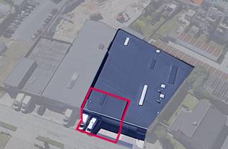 Veelzijdig magazijn/loods van 240 m² te huur in Veurne<br /><br />Zoekt u een praktische opslagruimte voor uw onderneming? Dit magazijn van 240 m² te Veurne biedt de ideale oplossing voor KMO's en zelfstandigen die op zoek zijn naar ruimte, toegankelijkheid.<br /><br />Troeven en afwerking:<br /><br />*Toegankelijkheid: Uitgerust met een dubbele automatische poort én een verzonken laadkaai voor optimaal comfort bij het laden en lossen.<br /><br />*Structuur: Een slimme 2-ledige indeling met zowel een standaard als een hoge nokhoogte, wat flexibele stapelmogelijkheden biedt.<br /><br />*Kwalitatieve basis: Duurzame betonvloer en reeds voorziene TL-verlichting.<br /><br />Financiële en praktische modaliteiten:<br /><br />*Beschikbaarheid: In overleg te bepalen.<br />*Onroerende Voorheffing:€ 87,50 / maand (ten laste van de huurder).<br />*Nutsvoorzieningen: Voorschot van € 40,00 / maand.<br />*Btw-regime:Terbeschikkingstelling valt onder het btw-stelsel.<br /><br />Aarzel zeker niet om contact met ons op te nemen indien dit bedrijfsvastgoed te huur in Veurne u kan interesseren. We plannen met plezier een bezoek ter plaatse in.