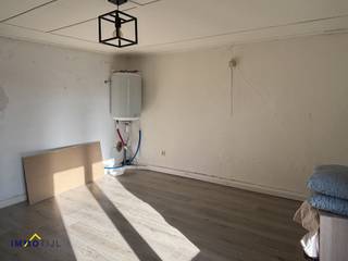 <p>Op het gelijkvloers vindt u een aangename woonkamer met aansluitend een ingerichte keuken. Op de eerste verdieping bevindt zich een slaapkamer en een badkamer met ligbad en toilet. De bovenste verdieping biedt plaats aan een bijkomende slaapkamer.</p>
<p>Achter de woning ligt een prachtige, <strong>zuidwestgerichte tuin</strong>. Hier geniet u de hele dag van de zon en van de rust die de groene omgeving te bieden heeft.<br /><br /></p>
<p>Voor de woning bevindt zich een <strong>praktisch bijgebouw</strong>, ideaal als <strong>fietsenstalling of extra opslagruimte</strong>. In de nabije omgeving is er voldoende parkeergelegenheid.<br /><br /></p>
<p>Na aansluiting van de aanwezige kachel geldt er <strong>geen renovatieverplichting,</strong> een mooie kans voor wie de woning op eigen tempo wilt <strong>opfrissen.</strong></p>
<p>De ligging is een absolute troef: in een <strong>rustige omgeving nabij het provinciaal domein De Gavers</strong>, waar u landelijk woont en tegelijk geniet van een vlotte bereikbaarheid. U bevindt zich te midden van het groen, met tal van wandel- en fietsroutes, lokale handelaars en openbaar vervoer in de directe omgeving.<br /><br /></p>
<p>Kortom, een <strong>ideale woning voor wie op zoek is naar een eerste eigendom of een interessante investering</strong>. Voor meer informatie of een bezoek, contacteer <strong>Nadia</strong> via <strong>0486 79 73 19</strong> of <strong>nadia@immotijl.be.<br /><br /></strong></p>
<p><strong> </strong></p>