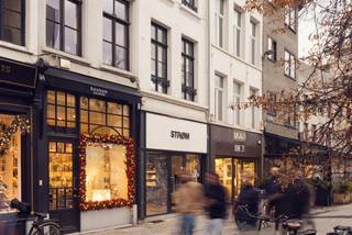 Ontdek dit uitstekend gelegen handelspand op een absolute topligging in het bruisende centrum van Antwerpen. Gelegen in de populaire Korte Gasthuisstraat, waar veel passage en zichtbaarheid gegarandeerd zijn. Momenteel uitgebaat onder de namen Strom &amp; June 21, met twee gevels naast elkaar.
Kenmerken van het pand:
Commerciële gelijkvloerse oppervlakte: ca. 93 m².
Stockage- en personeelsruimte op de verdiepingen: ca. 83 m².Breedte van de gevels samen: ca. 9,5 meter.
Oplevering: casco (werken reeds in uitvoering).
Aanpassing van de handelspui in uitvoering. 
De vitrinehoogte wordt verhoogd met 40 cm.
Het rechter raam wordt een vast raam zonder toegangsdeur.
Het linker raam krijgt een schuifdeur als ingang. 
Deze commerciële ruimte biedt een unieke opportuniteit voor retailers die op zoek zijn naar een prominente locatie met maximale zichtbaarheid in één van de meest bezochte winkelstraten van Antwerpen.
Voor meer info of een bezoek: contacteer info@immodelestre.be of 054 33 62 52. 