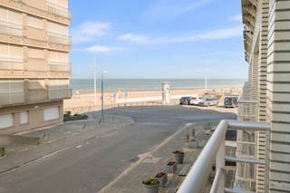 <p>Te koop: verzorgd appartement in het centrum van Koksijde, op slechts enkele stappen van de zeedijk en de zee.</p>

<p> </p>

<p>Dit appartement bevindt zich in een toeristische zone met alle voorzieningen en openbaar vervoer binnen handbereik. Dankzij de ligging nabij de zeedijk geniet u van een levendige omgeving en een strandgevoel het hele jaar door. Het pand beschikt over twee volwaardige slaapkamers en verkeert in goede staat, waardoor het meteen instapklaar is.</p>

<p> </p>

<p>Belangrijkste ruimtes:<br />• Gezellige woonkamer met natuurlijke lichtinval<br />• Functionele keuken<br />• Twee volwaardige slaapkamers<br />• Badkamer met basisvoorzieningen<br />• Apart toilet<br />• Inkomhal</p>

<p> </p>

<p>Troeven:<br />• Nabij de zeedijk<br />• Twee volwaardige slaapkamers<br />• Goede staat</p>

<p> </p>

<p>Neem vandaag nog contact op met uw ERA-makelaar voor een bezoek.<br />058 51 23 23 of op christian@eraservimo.be</p>

<p> </p>

<p>JOUW DROOMAPPARTEMENT. ZO GEVONDEN!</p>