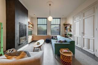 Achter de gevel van deze woning schuilt een zee aan ruimte en natuurlijk licht. Het huis werd door de jaren heen met veel passie gerenoveerd: authentieke details bleven bewaard, maar werden naadloos gecombineerd met modern wooncomfort. Een instapklare, warme gezinswoning die werkelijk alles afvinkt!<br /><br />Licht, sfeer en gezelligheid<br />Via de praktische inkomhal met vestiaire komt u binnen in de woning. Vooraan bevindt zich een apart bureau, de perfecte plek voor thuiswerk of als hobbyruimte. De ruime leefruimte pakt uit met hoge plafonds, een op maat gemaakte boekenkast en een knusse houtkachel. De grote leefkeuken vormt het kloppend hart van het huis: een fantastische plek om te koken, te eten en te genieten met familie of vrienden.<br /><br />Zuidwest-gerichte tuin &amp; geïsoleerde garage<br />De keuken vloeit mooi over in het zonnige terras met sfeerverlichting (instant vakantiegevoel!). In de zuidwest-gerichte tuin geniet u van de middag tot zonsondergang van de zon, met schaduw van de mooie bomen.<br />Een absolute troef is de recent gebouwde, volledig geïsoleerde garage met automatische poort (stijlvol afgewerkt in acaciahout). Via het achterpoortje heeft u bovendien directe toegang tot een ruime parking, de lagere school, sporthal en het cultureel centrum. Uw wagen kan dus gewoon blijven staan!<br /><br />Luxe badkamer &amp; slaapkamers<br />Op de bovenverdieping vindt u meerdere ruime slaapkamers, een apart toilet en de absolute eyecatcher van de woning: de recent vernieuwde, luxueuze badkamer. Deze badkamer is tot in de puntjes afgewerkt met naadloze Mortex, een eiken meubel, een bad en inloopdouche in solid surface, en prachtige gouden kranen (Philippe Starck voor Axor). Bovendien is er nog een ruime zolderverdieping die perfect dienst kan doen als extra slaapkamer, speelkamer of opbergruimte.<br /><br />De grootste troeven op een rij:<br /><br />Energiezuinig en modern: Voorzien van zonnepanelen, een lucht lucht warmtepomp(keuken en slaapkamer), hoogrendementsketel en waterverzachter.<br /><br />Regenwaterrecuperatie: Grote waterput aangesloten op toiletten en buitenkraan. (Ook is er al een gescheiden rioleringsstelsel voorzien).<br /><br />Praktische bergruimte: Ruime, droge kelder en een aparte wasplaats op het gelijkvloers.<br /><br />Toplocatie: Achteraan directe toegang tot scholen, sport en cultuur, inclusief ruime parking en eigen garage.<br /><br />Oase van licht: Overal grote raampartijen, in de badkamer geniet u 's ochtends in de douche van de opgaande zon.<br /><br /><br /><br /><br />Bestuursmaatregelen in het maatregelenregister: nee