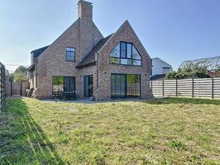 Energiezuinige, klassevolle villa op een perceel van 625 m², bestaande uit een ruime inkomhal met gastentoilet, lichtrijke leefruimte met eet-...