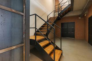 Centraal gelegen loft met 3 slaapkamers (meer mogelijk), garage voor 4 wagens, groot terras...(Energielabel A, elektriciteit goedgek...)<br />Bruikbare vloeroppervlakte 347m² (volgens EPC).<br />Sommige foto's zijn digitaal bewerkt om tijdelijke persoonlijke spullen en overbodige zaken te verwijderen. Ze geven een realistische weergave van de woning; er werden geen ruimtes vergroot, geen materialen gewijzigd en geen vaste voorzieningen toegevoegd of verwijderd.