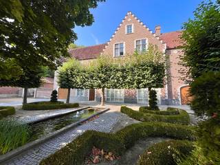° op slechts 9 km van <u><strong>LEUVEN</strong></u> en Research Park <u><strong>HAASRODE</strong></u><br />° <u><strong>UZ Pellenberg</strong></u> op 7 km<br />° op 14 km van <u><strong>AARSCHOT</strong></u> en 20 km <u><strong>DIEST</strong></u><br />° Winge Golf Club op 5 km<br />° <u><strong>BRUSSEL</strong></u> op 30 min (buiten spits)<br />° scholen, winkels, openbaar vervoer, ... op wandelafstand<br />--------------------------------------------------------------------------------------<br />* prachtige <strong>VILLA + KANTOREN</strong> (of extra woonruimte)<br />* prachtig terrein <strong>1,27 hectare</strong> (12.700 m2) - <u>weide-park-siertuin</u><br /><br />* <strong>870 m2 woonruimte, waarvan momenteel 170 m2 kantoren / praktijkruimte </strong><br />* kantoren ook perfect bruikbaar als woonruimte of hobbyruimte<br />* vooraan PARKING voor +/- 15 wagens<br />--------------------------------------------------------------------------------------<br />* de koper heeft de <u><strong>vrije KEUZE</strong></u><strong>:</strong> ofwel aankoop via overname aandelen, ofwel aankoop met registratierechten.<br />* vraagprijs <u>990.000</u> € = in geval overname aandelen (0 % registratierechten ! )<br /> met bijkomend voordeel van <u>fiscaal aftrekbaar verlies</u> van +/-140.000 €<br />(opgelet: de betrokken vennootschap is niet deze die Google vermeldt op dit adres)<br /><br />* vraaprijs <u>1.250.000</u> € in geval van aankoop via registratierechten 2 % of 12 %<br />-------------------------------------------------------------------------------------<br /><u>niveau STRAAT</u>:<br />* <strong>170 m2 kantoorruimte</strong> (of leefruimte) (voorheen accountantskantoor)<br />---> aparte inkom<br />---> diverse bureau-ruimtes<br />---> keuken<br />---> sanitair<br />---> archief<br /><br />* 2 afzonderlijke GARAGES<br />--------------------------------------------------------------------------------------<br /><u>niveau TUIN (252 m2)</u> - ook toegang zonder trappen) :<br />* grote inkomhall<br />* volledig ingerichte KEUKEN (16 m2)<br />* aparte EETKAMER (22 m2)<br /><br />* gezellige LIVING (42 m2) met open haard<br />* 2e LIVING of kamer (30 m2) met open haard<br /><br />* BUREAU of 3e LIVING (57 m2)<br />* VERANDA (24 m2) op zuiden<br />--------------------------------------------------------------------------------------<br /><u>niveau TUIN +1</u>:<br />* <strong>6 grote KAMERS</strong> (18 tot 36 m2)<br />* 2 BADKAMERS<br />--------------------------------------------------------------------------------------<br /><u>ZOLDER</u> (80 m2):<br />* toegang met vaste trap<br />* volledig geschikt om in te richten als bijkomende leefruimtes<br />--------------------------------------------------------------------------------------<br /><strong>prachtige TUIN / PARK</strong>:<br />* volledig omheind<br />* gedeeltelijk WEIDE/PARK<br />* vrijstaande PERGOLA<br />* <strong>ZWEMVIJVER</strong><br /><br />* vrijstaand <strong>bijgebouw - hobbyruimte of extra garage </strong>(+/- 60 m2)<br />* kleine open <strong>schuur</strong><br />* achteraan blijvend <strong>verzicht</strong> op landbouwzone<br />--------------------------------------------------------------------------------------<br />* <strong>perfect onderhouden</strong><br />* ideaal voor groot gezin en/of combinatie <u>beroep-privé, kangoeroewoning, ....</u><br />* zeer interessante <strong>PRIJS / KWALITEIT !</strong><br />---------------------------------------------------------------------------------------------<br />