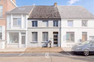 <p>Te renoveren woning op een rustige ligging in Herzele.</p><p>In de Tolstraat in Herzele vindt u deze woning met heel wat mogelijkheden.</p><p>Het gelijkvloers omvat de leefruimte met keuken en aansluitend de veranda.<br />Op de eerste verdieping bevinden zich drie slaapkamers. Daarnaast beschikt de woning over een kelder en een zolder.</p><p>Buiten geniet u van zowel een koer als een tuin toegankelijk via een aparte ingang.</p><p>Een interessante opportuniteit voor wie op zoek is naar een renovatieproject met veel potentieel.<br />Benieuwd? Aarzel niet en contacteer ons voor meer informatie en het inplannen van een bezoek ter plaatse.<br /> </p>