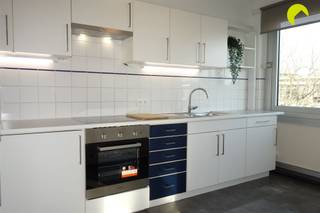 <p><span>Dit appartement bevindt zich in een gezellige woonwijk te Mortsel, niet veraf van het sportcentrum en centrum Mortsel!</span></p><p><span>Het gebouw is voorzien van nieuwe ramen in dubbel glas, en leent zich ideaal voor een alleenstaande of koppel.</span></p><p><span><br /></span><span>INDELING:</span></p><p><span>Het is een rustige woning die verdeeld is in een privé gelijkvloers met 1e verdiep, en het appartement op de tweede verdieping met parkeermogelijkheid.</span></p><p><span>Via de algemene inkom zonder lift kom je boven terecht op de 2e verdieping waar we de woning betreden in de hal met vestiaire. </span></p><p><span>De zonnige woonruimte op laminaat heeft een mooie lichtinval dankzij de hoekligging.</span></p><p><span> </span></p><p><span>De keuken (9m²) gelegen aan de voorzijde is uitgerust met kasten, een dubbele gootsteen, elektrisch kookvuur met oven en dampkap. Andere toestellen zijn zelf mee te brengen. Tevens is hier een aansluiting voorzien voor wasmachine en droogkast</span><span>.</span></p><p><span>In de badkamer met zijraam voor extra daglicht is er een lavabomeubel met spiegel, ligbad met douchescherm en een hangtoilet voorzien.</span></p><p><span> </span></p><p><span>Er zijn twee slaapkamers waarvan één ruime en een kleinere (10.5m²en 8m²), er is géén terras bij het appartement.  </span></p><p><span>Vooraan het gebouw heb je plaats genoeg om gemakkelijk te parkeren, maar er is ook een privé parking op de oprit voorzien. Je kan tevens gebruik maken van een fietsenberging. </span></p><p><span><br /><br /></span><span>NUTTIGE INFORMATIE:</span></p><ul><li><span>Maandelijkse kosten: € 55 (provisie water, minuterie, onderhoud gang en cv ketel).</span></li><li><span>Huurwaarborg: 3 maanden</span></li><li><span>Plaatsbeschrijving € 225 (per partij)</span></li><li><span>Beschikbaar vanaf 1/12/2026</span></li><li><span>EPC: 243 kWh/m²</span></li></ul><p><span> </span></p><p><span>Boek nu zelf ONLINE uw afspraak in. Surf naar het betreffende eigendom op onze website <span>www.habicom.be</span></span><span> en klik op de roze knop 'PLAN EEN BEZOEK'. <br />Kies het moment dat u het beste uitkomt, vul de gevraagde contact gegevens in en klik nadien op verzenden om te bevestigen.</span></p><p><span> </span></p><p><span> </span></p><p><span> </span></p>