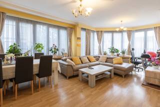 <p>Aangenaam appartement met 2 slaapkamers in Sint-Jans-Molenbeek Gelegen op de tweede verdieping – met lift. Dit gezellige tweeslaapkamerappartement bevindt zich in een levendige buurt van Sint-Jans-Molenbeek, met winkels, scholen en openbaar vervoer op wandelafstand. Dankzij de nabijgelegen invalswegen geniet je bovendien van een vlotte verbinding naar het stadscentrum en de omliggende gemeenten. Bij binnenkomst kom je terecht in een ruime inkomhal met ingebouwde kasten. De grote ramen en de zuidgerichte ligging zorgen voor een lumineuze en aangename leefruimte. De aparte, geïnstalleerde keuken biedt extra opbergruimte en functionaliteit. Verder beschikt het appartement over twee comfortabele slaapkamers en een badkamer met douche in ligbad. Extra troef: het appartement beschikt over een private kelder, ideaal voor extra stockage. Mits een opfrissing vormt dit appartement een uitstekende kans als nieuwe thuis of slimme investering. EPC: 258 kWh/(m²jaar) – label E Elektriciteit: niet conform</p>