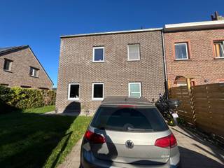 Deze verzorgde woning in Asse combineert een praktische indeling met veel licht en een stijlvol, eigentijds afwerkingsniveau. Went u een bezoek?...