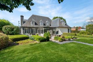 Deze verzorgde villa is gelegen op een groen maar centraal gelegen perceel van +/- 2.081 m². Ze omvat een ruime woonkamer, keuken met veranda,...