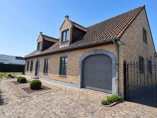 In de gegeerde en rustige woonwijk Olmenpark bevindt zich deze uitstekend onderhouden vrijstaande villa met 224 m² bewoonbare oppervlakte op een perceel van 969 m². De woning werd gebouwd in 1977 en doorheen de jaren zorgvuldig gerenoveerd, gemoderniseerd en onderhouden. Ze is volledig instapklaar, zonder renovatie- of opfrissingswerken. Ideaal voor gezinnen of voor wie grotendeels op de gelijkvloers wil wonen.<br /><br />Op het gelijkvloers bevinden zich een uitzonderlijk ruime en lichtrijke leefruimte van 74 m² met gezellige openhaard, de keuken met aansluitend terras, hal met ingebouwde vestiairekast, wc, 2 volwaardige slaapkamers, badkamer, inpandige garage en droge kelder. <br /><br />Op de eerste verdieping zijn er nog 2 ruime slaapkamers, een berging, een apart toilet en praktische extra zolderbergingen onder de schuine dakvlakken.<br /><br />Buiten geniet u van een grote, volledig omheinde en mooi aangelegde tuin met veel privacy, ruim terras en groot tuinhuis.<br /><br />Extra troeven zijn de kruipruimte onder vrijwel de volledige woning, conforme elektrische installatie en recente condenserende mazoutketel (2023).<br /><br />EPC-label D – 303 kWh/m²/jaar, net boven de grens van label C. Er geldt geen renovatieverplichting en met een beperkte energetische ingreep is mogelijk label C haalbaar.<br /><br />Rustige, groene ligging nabij winkels, scholen, openbaar vervoer en belangrijke invalswegen.<br /><br />Afspraak via Dewaele.com!<br /><br />De algemene voorwaarden van Dewaele DIY kunt u steeds raadplegen via dewaele.com.<br /><br />Bestuursmaatregelen in het maatregelenregister: nee