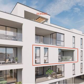 Dit appartement maakt deel uit van het prachtige stadsvernieuwingsproject Ten Heuvel, we bevinden ons op tweede verdieping. Het appartement met een oppervlakte van plusminus 93,5 m² heeft volgende indeling: inkomhal, woonkamer van 39 m² met open geëquipeerde keuken en aansluitend terras (Zuidwestelijke oriëntatie) van 19 m² wat een mooie aanvulling op het woonvolume biedt. Dit lichtrijk appartement heeft 2 slaapkamers van 12,5 m² en 11 m². De badkamer van 8 m² met mogelijkheid tot plaatsen inloopdouche en/of ligbad, de nachthal is voorzien van een apart toilet. Vanuit dit lichtrijk appartement navigeert u ook makkelijk naar de ondergrondse garage waar u optioneel een autostaanplaats (vanaf €25.500) en ruime kelderberging (vanaf 6.500€) kan aankopen. Elke unit is volledig naar eigen smaak en wensen aan te passen. Prachtige opportuniteit voor zowel eigen bewoning, als interessant investeringsobject met mooie rendement. Bijkomende pluspunten zijn: de doordachte indeling en privacyvolle terrassen, goede strategische ligging, gunstige toegankelijkheid, …Wij nodigen u graag uit voor een kennismakingsgesprek, met toelichting van het project en volledige kostenraming. Aankoop aan 6% btw mogelijk! Lift aanwezig. Meer info: Info@homies.be of 016 22 82 22. Via volgende link kan u de brochure en lastenboek bekijken: bit.ly/brochure_ten_heuvel