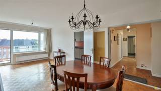 <p><span>Op ’t Zuid in Antwerpen, in de Brederodestraat, bevindt zich dit aangename appartement met twee slaapkamers en een ruim terras. </span></p><p><span>Het openbaar vervoer (bus, tram en trein), tal van winkels en scholen liggen op wandelafstand. Bovendien geniet u van een uitstekende verbinding met de autosnelwegen dankzij de directe nabijheid van de R10 en de oprit van de E34.</span></p><p><span> </span></p><p><span>Indeling:</span></p><p><span>Via de gemeenschappelijke inkomhal bereikt u het gebouw, waar u met de lift tot de vierde verdieping gaat. </span></p><p><span>U komt binnen in de hal met parketvloer, voorzien van ingemaakte kasten. Van hieruit heeft u toegang tot de lichtrijke woonkamer op parket, die uitgeeft op het terras. </span></p><p><span>Aansluitend bevindt zich de vernieuwde keuken op tegelvloer, uitgerust met een oven, gasvuur en voldoende bergruimte. Er is tevens plaats voorzien voor een koelkast en een vaatwasser.</span></p><p><span>Verder zijn er twee volwaardige slaapkamers, waarvan de grootste eveneens directe toegang heeft tot het terras. </span></p><p><span>De badkamer is volledig betegeld en beschikt over een inloopdouche en een enkele lavabo. Het toilet is apart.</span></p><p><span>Tot slot hoort er bij dit appartement nog een praktische kelderberging.</span></p><p><span> </span></p><p><span>Nuttige informatie:</span></p><ul><li><span>EPC: 109 kWh/m²jaar </span></li><li><span>Elektriciteit is niet conform</span></li><li><span>Asbestveilig</span></li><li><span>Gemeenschappelijke kosten: ongeveer 295 euro per maand (inclusief provisie verwarming, water, onderhoud gemene delen, minuterie, blokpolis, reservefonds, ...)</span></li><li><span>Oppervlakte volgens meting EPC</span></li><li><span>P-score: klasse D</span></li><li><span>G-score: klasse D</span></li></ul><p><span> </span></p><p><span>Voor meer info of een bezoek er plaatste bel 03/449.42.41 of surf naar www.habicom.be</span></p><p><span>De waarde van uw woning kennen?  Maak een vrijblijvende afspraak met onze habicom-expert in uw buurt.</span></p><p><span> </span></p>