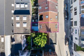 <p>Ontdek deze volledig gerenoveerde en instapklare woning, gelegen in de Kreeftstraat te Gent. De woning werd stijlvol afgewerkt met oog voor comfort, lichtinval en hedendaagse materialen.<br /><br />Op het gelijkvloers bevindt zich een aangename leefruimte met open keuken, voorzien van ingebouwde toestellen en een moderne afwerking. Aansluitend zijn er een praktische wasplaats, een apart toilet en een gezellige koer.<br /><br />Op de eerste verdieping vindt u een badkamer met lavabo, toilet en douche, evenals een ruime slaapkamer. De tweede verdieping beschikt over 2 ruime slaapkamers.<br /><br />De maandelijkse huurprijs bedraagt €1.200<br />EPC C: 227 kWh/m² jaar<br /><br />Bezoek mogelijk na afspraak met Ella Bossuyt van Center Office via 0492 50 88 18.</p>