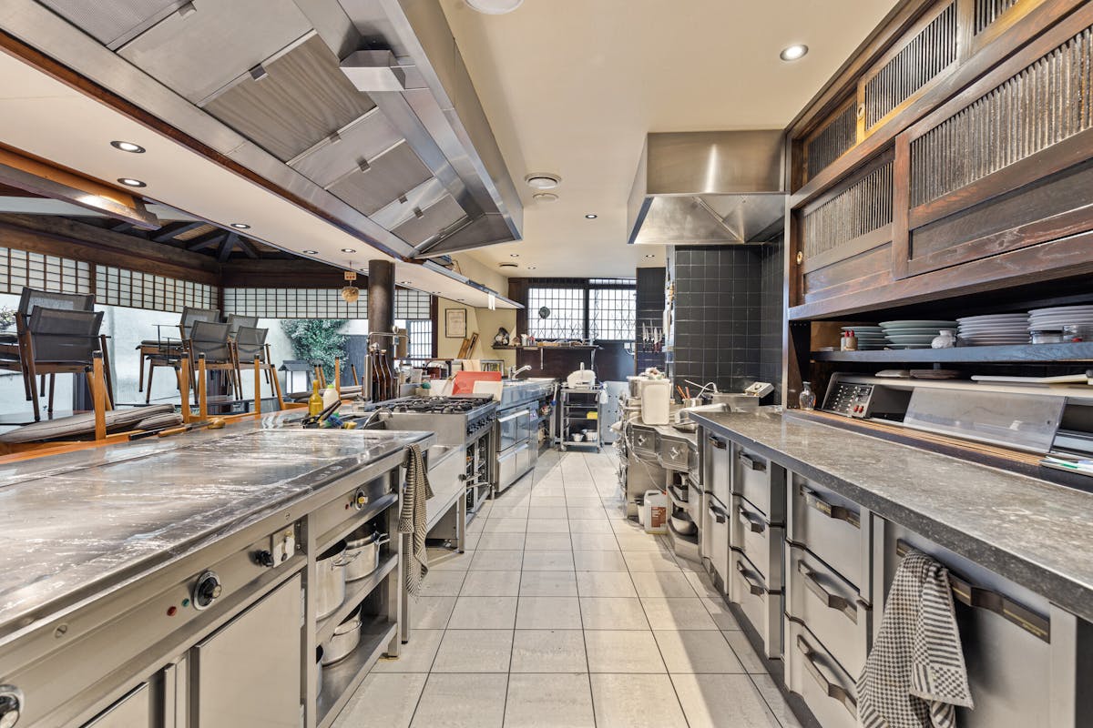 Commercial ground floor and 4 apartments for sale in Bruges - photo 4