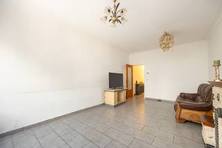 In een zijstraat van het Sint-Jansplein treffen we dit instapklare 1-slpkappartement in een kleinschalig gebouw. Deze bruisende buurt bestaat uit talloze winkels, openbaar vervoer, een gezellig plein, scholen en nog veel meer. <br /><br />Op de eerste verdieping komen we uit op de inkomhal van het appartement. Aan de voorzijde van het gebouw bevindt zich de ruime leefruimte. Verder in de nachthal komen we uit op de slaapkamer met daarnaast een aparte bureauruimte met toegang tot het plat dak. Aan de achterzijde van het gebouw treffen we een badkamer dat is voorzien van wastafel en inloopdouche. <br /><br /><strong>TROEVEN:<br />- Gunstig EPC<br />- Lage gemeenschappelijke kosten<br />- Centrale ligging<br />- Kleinschalig gebouw</strong>