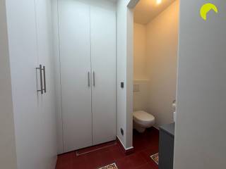 <p><span>In een rustige en gegeerde woonwijk, vinden we deze charmante, instapklare woning  met 3 slaapkamers, </span></p><p><span>en zonnige tuin! Met diverse winkels, scholen en openbaar vervoer, alsook diverse natuurgebieden en andere recreatieve voorzieningen in de directe omgeving, mogen we alvast spreken van een uitstekende ligging!</span></p><p><span>Indeling:</span></p><p><span>We betreden de woning in de inkomhal met gastentoilet, die vervolgens uitgeeft op de ruime en lichtrijke woonkamer met open keuken. De leefruimte is smaakvol ingericht en de centrale haard zorgt voor extra sfeer en gezelligheid tijdens de koude wintermaanden. De keuken werd een 5-tal jaar geleden vernieuwd en is uitgerust met een inductie kookplaat, dampkap, oven en combi-oven, vaatwasser, koelkast, spoelbak, natuurstenen werkblad en voldoende bergruimte. <br /><br /></span></p><p><span>De grote raampartijen achteraan geven ons vervolgens toegang tot het ruime terras met in het verlengde de zonnige, onderhoudsvriendelijke tuin waar het heerlijk vertoeven is! </span></p><p><span> </span></p><p><span>Nemen we de trap naar de bovenverdieping, treffen we 3 volwaardige slaapkamers en de badkamer. De masterbedroom </span></p><p><span>De badkamer beschikt over een ligbad, douchecabine, lavabo meubel en ook de aansluitingen voor wasmachine en droogkast zijn hier aanwezig.  </span></p><p><span> </span></p><p><span>Tot slot is er nog een praktische en droge kelderruimte, ideaal voor extra stockageruimte!</span></p><p><span> </span></p><p><span>Nuttige informatie:</span></p><ul><li><span>Beschikbaar: onmiddellijk</span></li><li><span>Waarborg: 3 maanden </span></li><li><span>Plaatsbeschrijving: € 350 (per partij)</span></li><li><span>EPC: 256 kWh/m² - label C </span></li></ul><p><span> </span></p><p><span>Boek nu zelf ONLINE uw afspraak in. Surf naar het betreffende eigendom op onze website <span>www.habicom.be</span></span><span> en klik op de roze knop 'PLAN EEN BEZOEK'. <br />Kies het moment dat u het beste uitkomt, vul de gevraagde contactgegevens in en klik nadien op verzenden om te bevestigen.</span></p><p><span>Benieuwd naar de waarde van jouw woning? Check het gratis op <span>www.watismijnhuiswaard.be</span></span></p><p><span> </span></p><p><span> </span></p>