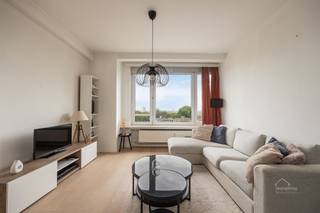 <p><span>Gezellig appartement met 2 slaapkamers en een zonnig terras in Antwerpen!</span></p><p><span>Ideaal gelegen in de Tentoonstellingswijk met het bruisende Zuid, groene parken, hippe horecazaken en alle praktische voorzieningen binnen handbereik alsook een vlotte verbinding met diverse invalswegen. </span></p><p><span> </span></p><p><span>Dit instapklaar appartement van </span><span>79m²</span><span> (cfr. EPC) is gelegen op de </span><span>8ste verdieping</span><span> van een goed onderhouden gebouw en is bereikbaar via de </span><span>trap of lift</span><span>.</span></p><p><span>Bij het betreden van de inkomhal komen we direct binnen in de </span><span>gezellige leef- en eetruimte</span><span> dewelke geniet van </span><span>veel lichtinval</span><span> dankzij de grote raampartijen. De </span><span>open keuken</span><span> is </span><span>volledig geïnstalleerd</span><span> en is voorzien van een spoelbak, inductieplaat, dampkap, vaatwasser, oven en een koelkast met diepvries.</span></p><p><span> </span></p><p><span>Er zijn</span><span> 2 volwaardige slaapkamers</span><span> aanwezig: de eerste is gelegen naast de leefruimte en de tweede is achteraan gelegen en biedt toegang tot het gezellig </span><span>zuidgerichte terras</span><span>.</span></p><p><span>De </span><span>badkamer</span><span> is voorzien van een ligbad en een wastafel. Hiernaast is er ook een</span><span> apart toilet</span><span> aanwezig.</span></p><p><span>Tenslotte is er een </span><span>ruime berging</span><span> dewelke perfect is ingericht als </span><span>wasplaats</span><span> met </span><span>aansluitingen voor wasmachine en droogkast</span><span>.</span></p><p><span> </span></p><p><span>Troeven:</span></p><ul><li><span>EPC C</span></li><li><span>Lift aanwezig</span></li><li><span>2 slaapkamers</span></li><li><span>Zuidgerichte terras</span></li><li><span>Ruime berging</span></li><li><span>CV op gas</span></li></ul><p><span> </span></p><p><span>Vrijblijvend advies met gratis schatting van uw eigendom? Neem gerust contact met ons op! </span></p><p><span> </span></p><p><span>Jessica Wojcik</span></p><p><span><span>Jessica@homeforyou.be</span></span></p><p><span>+32 488 24 97 20</span></p><p><span>7/7 bereikbaar</span></p><p><span> </span></p>