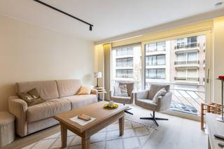 <strong>Knokke: Instapklare studio met slaaphoek te koop op een topligging in Knokke.</strong><br /><br />Gelegen in de gegeerde Paul Parmentierlaan, op een centrale en uitstekende locatie in Knokke, bevindt zich deze gerenoveerde en instapklare studio met slaaphoek. Dankzij de ligging op wandelafstand van de Zeedijk, het strand, winkels, restaurants en gezellige horecazaken geniet u hier van alles wat Knokke te bieden heeft. Dankzij de combinatie van de centrale ligging en de praktische indeling is deze studio ideaal als tweede verblijf, pied-à-terre aan zee of als investering.<br /><br /><strong>Indeling: </strong><br />Inkomhal, apart toilet, ingerichte keuken, ruim en lichtrijke leefruimte, eethoek, slaaphoek, badkamer met inloopdouche en lavabo.<br /><br /><strong>Troeven: </strong>
<ul><li>Instapklaar en volledig gerenoveerd in 2024.</li><li>Centrale ligging in Knokke. </li><li>Op wandelafstand van de Zeedijk, het strand, winkels en horeca. </li><li>Praktische slaaphoek.</li><li>Privatieve kelder en toegankelijke fietsenberging. </li></ul>
Meer informatie? Contacteer Ayita op 0496 13 43 12 of via ayita@eraservimo.be
