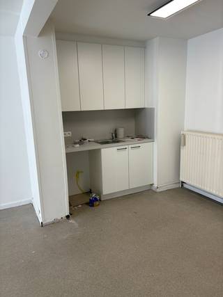 Centraal gelegen kantoorruimte van 43 m² met nog 2 aparte kantoorruimtes van respectievelijk 17 en 14 m². Een kleine kitchenette en apart toilet...