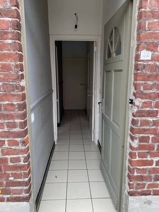 Deze rijwoning werd een aantal jaar verhuurd en is nu toe aan een opknapbeurt. Dubbele beglazing en centrale verwarming zijn al aanwezig. De woning bestaat uit een aparte inkom, een knusse living, een keuken, een badkamer (douche, lavabo en toilet) en een klein terrasje. Op de verdieping bevinden zich 2 slaapkamers. Geïsoleerde zolder. Droge kelder. Overal rolluiken.
