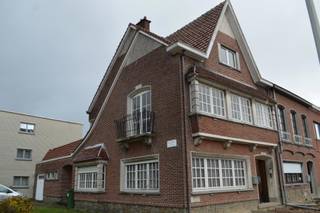 <div>
<p>AALST - Gerenoveerd duplexappartement vlakbij het centrum.<br /><br />Inschrijven voor het geplande bezoekmoment kan via onze website => www.immoderas.be<br /><br />Betreffend pand is gelegen in de nabijheid van verschillende kleinhandelszaken en openbaar vervoer. Het stadscentrum &amp; station zijn vlot te bereiken, evenals de E40.<br /><br />Dit appartement werd recentelijk gerenoveerd met duurzame en kwalitatieve materialen waarbij de authenticiteit van de woning bewaard is gebleven. Overigens omvat deze eigendom: inkomhal, gezellige woonkamer met geïntegreerde keuken (voorzien van alle comfort), bergruimte, nachthal, 2 slaapkamers, badkamer met design douche en zolderkamer. Beide slaapkamers werden uitgewerkt tot in de nok van het dak, wat een zéér aangename sfeer creëert! <br /><br />Het appartement werd deels herschilderd en is zonder meer instapklaar te noemen. Naast het appartement is er een staanplaats.<br /><br />Geen Algemene kosten.</p>
</div>