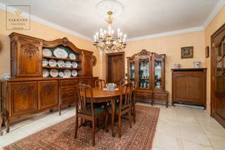 Kom zeker een bezoek brengen aan deze aanrader. De perfecte instapklare kwalitatieve woning voor een groot gezin. <br />Veel ingemaakte kasten, veel berging en volledig onderkelderd.<br />Dit exclusief pand werd over de jaren perfect onderhouden door de eigenaars en biedt veel comfort. <br /><br />De winkel vooraan is perfect om als inkomhal te gebruiken. Er zijn veel ingemaakte kasten en berging. Ook ideaal voor de fietsen en de  kinderwagens en als extra troef, het houdt onmiddellijk het straatlawaai en de drukte buiten. <br /><br />Eens in de woning voelt u onmiddellijk de gezellige warme sfeer en de open ruimtes in connectie met de tuin. Vijf mooie slaapkamers met origineel parket vloer en ingemaakte kasten, een extra large leefkeuken met eethoek, een prachtige living en eetplaats met authentieke kwalitatieve elementen. De luxueuze badkamer heeft en bad en een douche. Er zijn twee toiletten, 1 boven in de badkamer en 1 beneden als gastentoilet met aparte lavabo. <br /><br />Dichtbij alle faciliteiten zoals winkels, scholen, openbaar vervoer,...<br />De tuin met tuinhuis en vijver is volledig ingesloten en omheind.<br /><br />Meer info of een bezoek, contacteer ons 0475/34.00.40<br />Wij helpen u graag verder in jullie zoektocht naar een nieuwe thuis. 