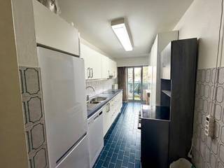 Bent u op zoek naar een ruim en comfortabel appartement om te huren op een absolute toplocatie? Dit aantrekkelijke pand is te huur aan de charmante Sint-Katarinalaan in Hasselt. Gelegen in een aangename, residentiële wijk geniet u hier van een vlotte verbinding met het bruisende stadsleven, scholen, winkels en het openbaar vervoer in en rond Hasselt.<br /><br />Indeling <br /><br />Verdiep +1: <br />- inkomhal<br />- woonkamer<br />- keuken<br />- 3 slaapkamers<br />- badkamer<br />- toilet <br />- 2 terrassen <br /><br />verdiep -1: <br />Kelderbering (nr. 21)<br /><br />De snelste manier om een bezoek te brengen aan dit appartement? Vraag je bezoek aan via de rode knop op onze website (www.dewaele.com).<br /><br />Telefonisch kunnen er geen afspraken gemaakt worden. Bij andere vragen kun je ons telefonisch contacteren via 011 30 50 50