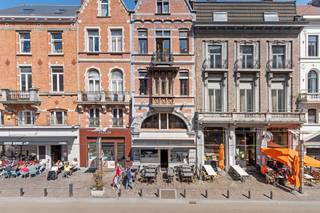Bent u op zoek naar een opbrengsteigendom in het centrum van Gent met mooie investeringsmogelijkheden, dan is dit karaktervolle pand in de Vlaanderenstraat het ideale pand. Het gebouw bestaat uit een handelspand op het gelijkvloers en eerste verdieping en twee woonentiteiten.<br /><br />De handelsruimte is volledig ingericht als restaurant met een terras aan de straatzijde, geheel onderkelderd (gebruikt als voorbereiding en voorraad), en verspreid over 2 verdiepingen (met goederenlift). Dankzij de grote raampartijen geniet het handelspand van veel lichtinval en zijn uitstekende ligging zorgt voor een ideale commerciële uitbating.<br /><br />Op de eerste verdieping bevindt zich een eenslaapkamerappartement met leefruimte, ingerichte keuken en badkamer. Het tweede appartement strekt zich uit over de tweede en derde verdieping en omvat eveneens 2 slaapkamers, een open leefruimte, ingerichte keuken, en een aparte badkamer.<br /><br />Zowel het handelspand als de twee appartementen hebben lopende huurovereenkomsten, met totale maandelijkse huurinkomsten van 4.150 euro/maand.<br /><br />De absolute troef van dit pand is zonder twijfel de ligging. De Vlaanderenstraat verbindt het historische centrum met de Zuid en garandeert een sterke visibiliteit, een hoge passage en een uitstekende bereikbaarheid. Alle voorzieningen, openbaar vervoer en grote invalswegen bevinden zich vlakbij waardoor zowel klanten als leveranciers vlotte toegang hebben. Een unieke kans voor investeerders die op zoek zijn naar een opbrengsteigendom met stabiele huuropbrengsten én toekomstig meerwaardepotentieel.