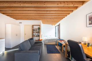 <p><span>A vendre : Studio étudiant prêt à l'emploi à Anvers</span></p><p><span>Découvrez ce studio de 35m² entièrement meublé, idéalement situé dans le quartier étudiant animé de la Rodestraat, à quelques pas de l'Université d'Anvers et d'autres établissements d'enseignement. Tout ce dont vous avez besoin - magasins, cafés et transports publics - se trouve littéralement au coin de la rue.</span></p><p><span>Le studio dispose de sa propre cuisine et de sa propre salle de bains, ce qui vous permet de vivre de manière totalement indépendante. Grâce à l'intérieur meublé, le studio est prêt à emménager immédiatement.</span></p><p><span>Les charges communes mensuelles sont de 225, et le prix demandé est de 175 000.</span></p><p><span>Une excellente opportunité pour les étudiants, les débutants ou les investisseurs qui souhaitent bénéficier d'un emplacement de choix à Anvers !</span></p>