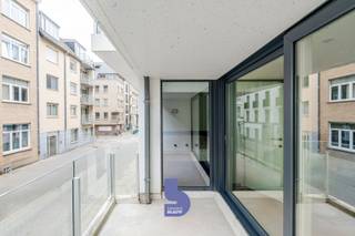Op een toplocatie in het bruisende centrum van Oostende, in de stijlvolle Residentie Triton (bouwjaar 2015), bevindt zich dit luxueus afgewerkte appartement waar comfort, kwaliteit en een uitstekende ligging perfect samenkomen.<br /><br />Van zodra u binnenkomt, merkt u de hoogwaardige afwerking en het oog voor detail. De lichtrijke leefruimte sluit naadloos aan op het zonnige terras van 8 m², waar u in alle rust kunt genieten van een koffiemoment of een aperitief.<br /><br />De exclusieve open keuken is uitgerust met kwalitatieve Miele-toestellen, waaronder een combi-stoomoven, vaatwasser en andere hedendaagse comfortvoorzieningen. Het granieten werkblad en de verzorgde afwerking maken van deze keuken een echte blikvanger.<br /><br />Er is een ruime slaapkamer met aanpalend de badkamer die luxe uitstraalt dankzij het stijlvolle badkamermeubel en de kwalitatieve materialen. $Het appartement werd doorheen volledig afgewerkt met duurzame en tijdloze materialen, waardoor u hier zonder zorgen meteen kunt intrekken.<br /><br />Praktisch comfort is eveneens aanwezig met een private kelderberging, een gemeenschappelijke afvalberging en twee privatieve fietsstaanplaatsen in de afgesloten fietsenberging. <br /><br />Een extra troef is dat de aanwezige meubels desgewenst kunnen worden overgenomen, waardoor het appartement perfect geschikt is als vaste woonst, tweede verblijf of onmiddellijk instapklare investering.<br /><br />Dankzij de centrale ligging bevinden winkels, restaurants, de zeedijk, het strand en het openbaar vervoer zich allemaal op wandelafstand.