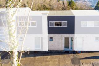 We Invest Malmedy heeft het genoegen dit triplex met 2 slaapkamers exclusief voor vakantieverhuur aan te bieden. Het is gelegen in het vakantiedomein "Terrasses de Malmedy". Het ligt op de hoogten van Malmedy en biedt daarom een uitzonderlijk uitzicht op de vallei, terwijl het toch dicht bij alle voorzieningen ligt. Het complex is uitgerust met een speeltuin, petanquebanen en wandelpaden op slechts een paar minuten afstand.
Begane grond: hal, ingerichte keuken (oven, kookplaat, afzuigkap, koelkast, gootsteen, vaatwasser, apparatuur, meubels) die uitkomt op een lichte woonkamer, terras op het zuidoosten. 1e verdieping: mezzanine omgebouwd tot slaapkamer met tweepersoonsbed. Souterrain: hal, slaapkamer met tweepersoonsbed, badkamer (enkele wastafel, Italiaanse douche, verwarmd handdoekenrek).
Technische kenmerken: de prijs is inclusief meubilair (+- €15.000), PVC ramen met dubbele beglazing, dual-mode elektrische verwarming (afstandsbediening), elektrische boiler, conforme elektriciteit, brandblusinstallatie in orde, PEB = C ( 211 kWh/m².an - E Totaal 14 234 - ref 20240108004803), afvoer via het gemeenschappelijke micro-station van het landgoed, gemeenschappelijke tuin, gemeenschappelijke parkeerplaatsen.
De verkoop vindt plaats op basis van een erfpachtcontract met een jaarlijks te betalen canon (1,5% van de verkoopprijs).
Ideaal als tweede huis of investering, met de mogelijkheid van onmiddellijke winstgevendheid, want het wordt momenteel verhuurd op Booking!